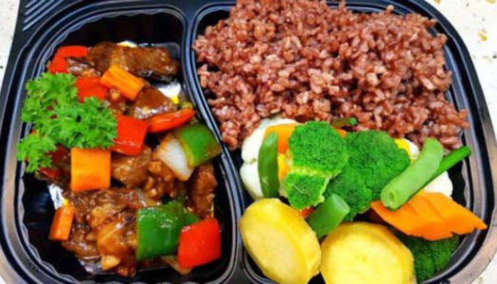 Cơm trứng luộc kèm Salad