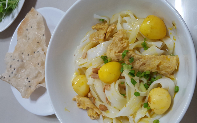 Mì Quảng chả cua chả tôm