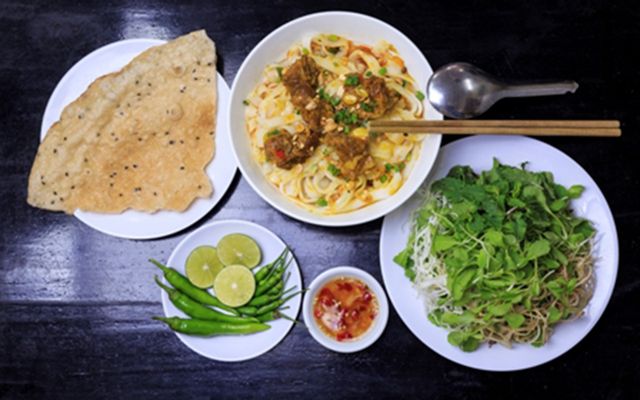 Mì Quảng chả cua