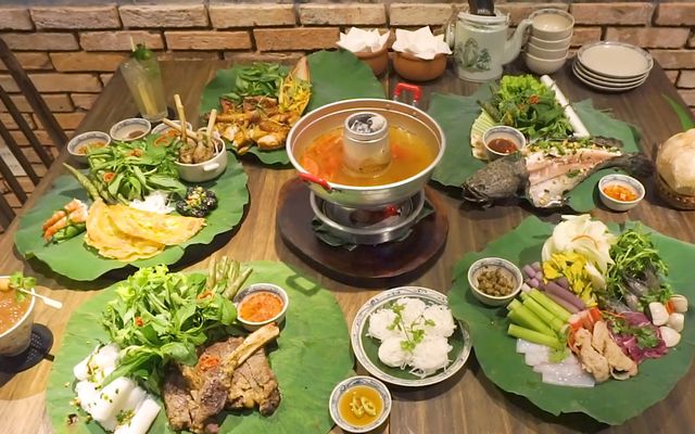 Gà thui rơm đốt muối (nguyên con)