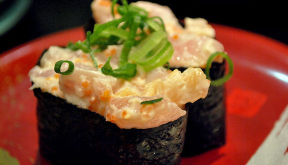 Cơm cuộn trứng, giăm bông, rau củ