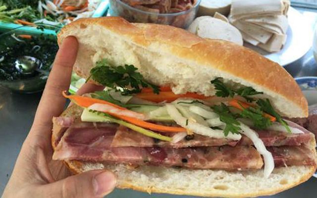 Bánh mì thịt nguội chả lụa
