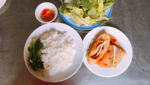 Cơm cá chiên nước mắm chua ngọt