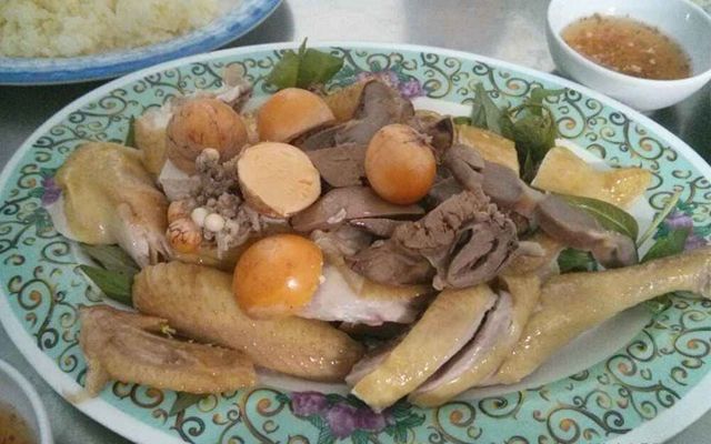 Cơm gà đùi lớn chặt