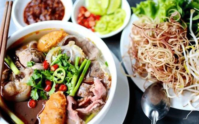 Bún bò chả cua