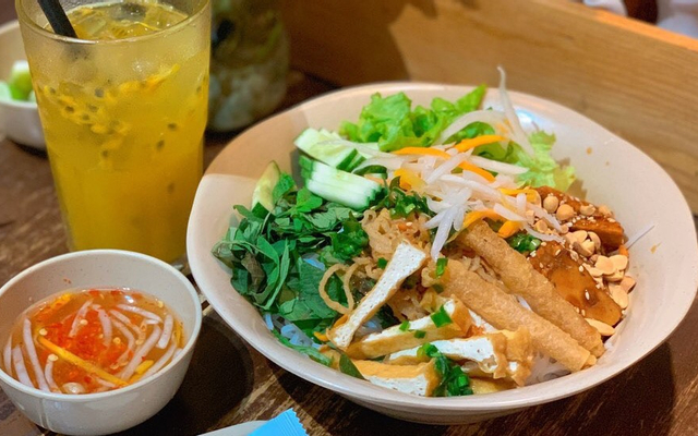Bún chả giò