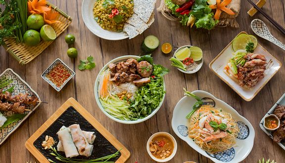 Gỏi xoài cá cơm chiên giòn