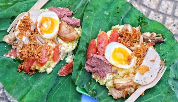 Xôi thịt kho trứng lòng đào
