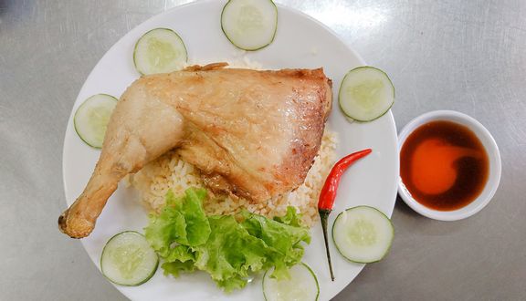 Dinh Ý - Cơm Gà Xối Mỡ - Đường Số 10