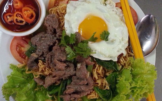 Điểm Tâm Sáng - Nui Xào Bò & Bánh Mì Ốp La