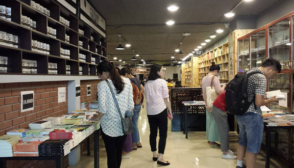 Không Gian Văn Hóa Đông Tây - Book Store
