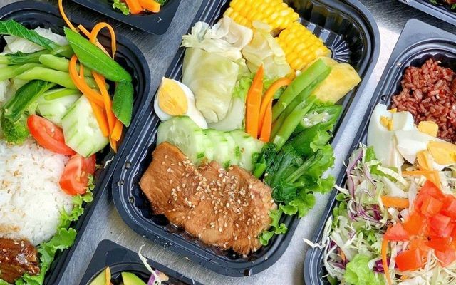 Cơm gạo lứt +rau củ + ức gà