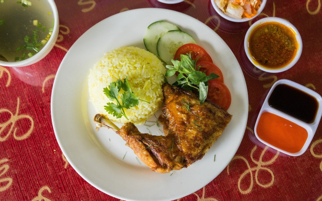 Cơm gà xối mỡ đùi lớn