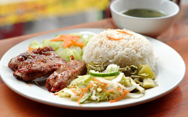 cơm trứng vịt đổ chả