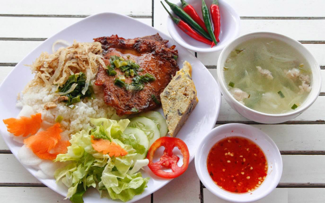 Cơm sườn chả sg
