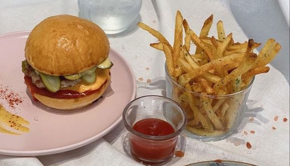 Puck Burger Bar & Cafe