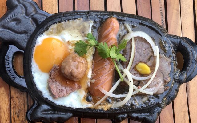 Dương Nguyễn Quán - Bò Bít Tết & Mì Xào Bò