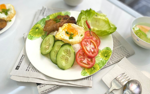 Cơm Gà Kho Sả + Ốp La