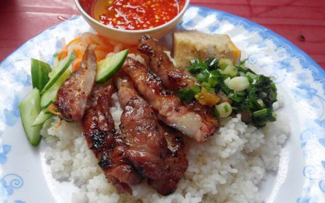 Cơm gà kho sả ớt