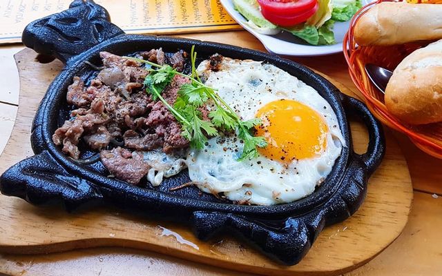Bò quanh lửa hồng