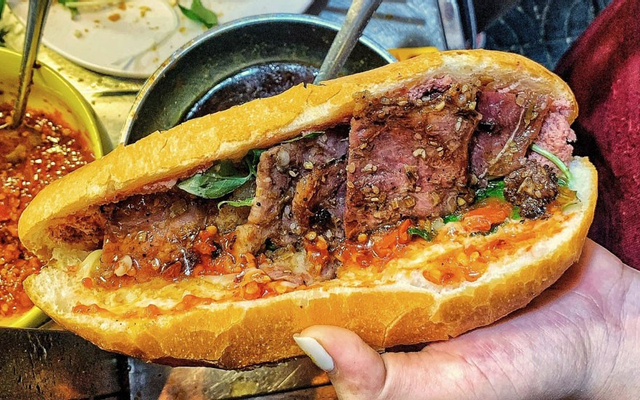 Hộp nhân thịt chả (lớn) + 3 ổ bánh mì