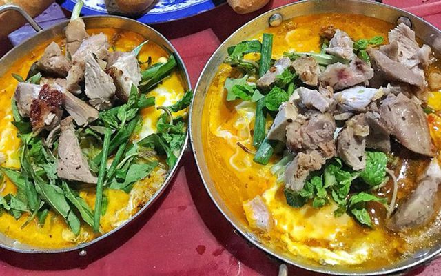 Bánh Mì Ốp La Heo Quay Bà Bảy
