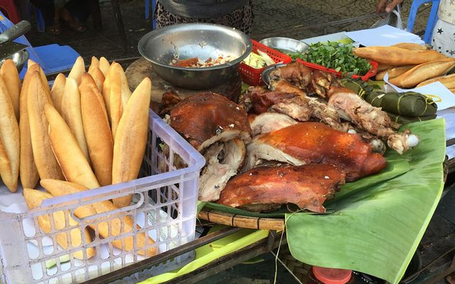 Bánh Mì Heo Quay - Cầu Rồng
