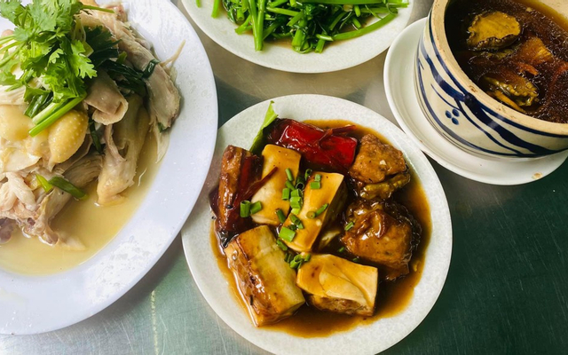 Giò heo phá lấu