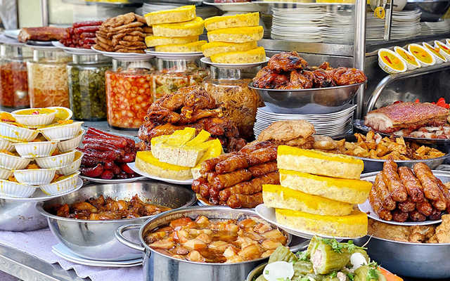Cơm đùi gà rô ti góc tư
