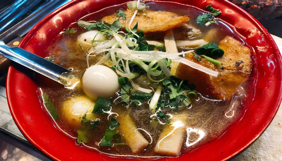 Bánh canh xương, chả chiên, chả hấp