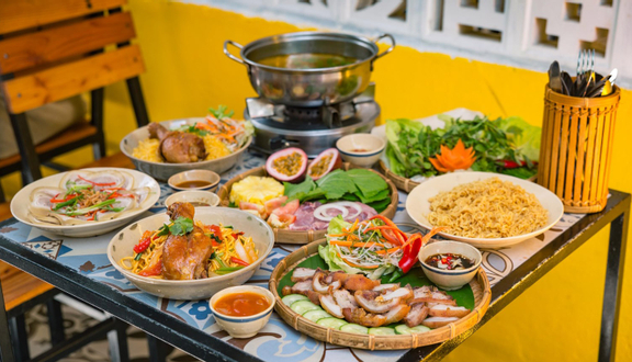 Cơm gà sốt mắm nhĩ đùi