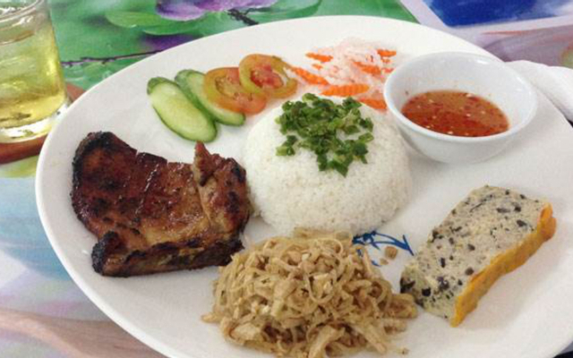 Điểm tâm cơm sườn nướng mật ong
