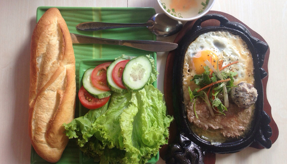 Bít - tết pate (Sliced beef with pepper sauce)
