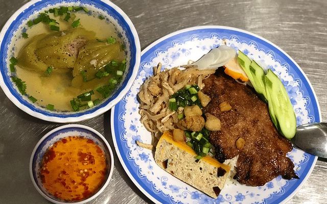 Cơm sườn + ốp la + Coca