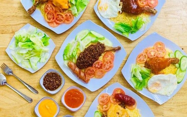 Cơm Gà Xối Mỡ 365 - Đặc Biệt Các Loại Sốt - Thống Nhất