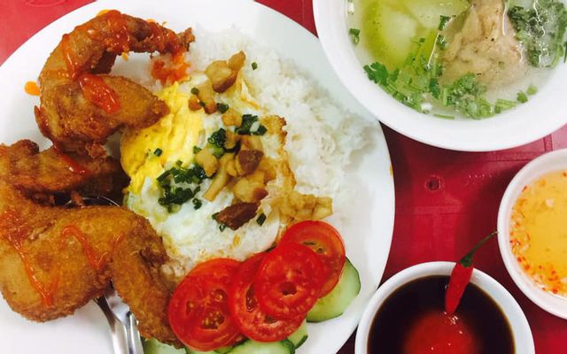 Cơm cánh chiên giòn có canh thêm trứng