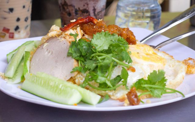 Cơm chiên đậu đùi gà