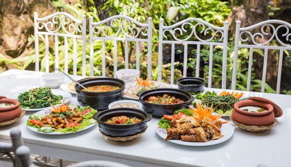 Cơm  đùi gà chiên mắm
