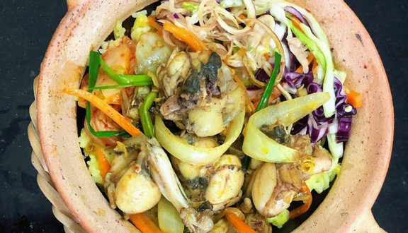 Cơm thố ếch xào sả ớt