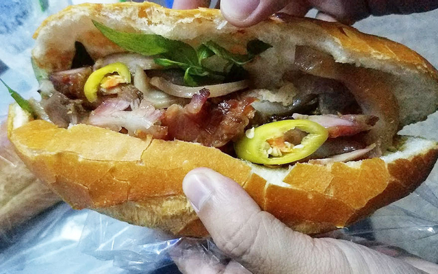 Cô Lùn - Xôi Gà & Bánh Mì