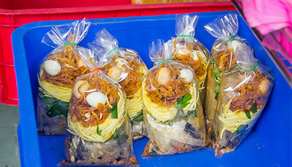 Bánh tráng tự trộn khô gà +xoài +rau+tắc.