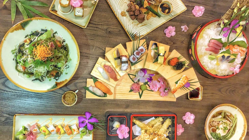 Cơm cuộn cá ngừ với bơ
