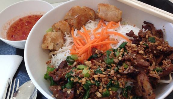 Chị Duyên Hutech - Bún Thịt Nướng