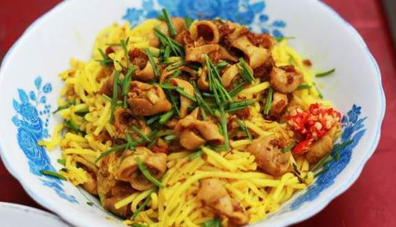 Bún mực xào cay