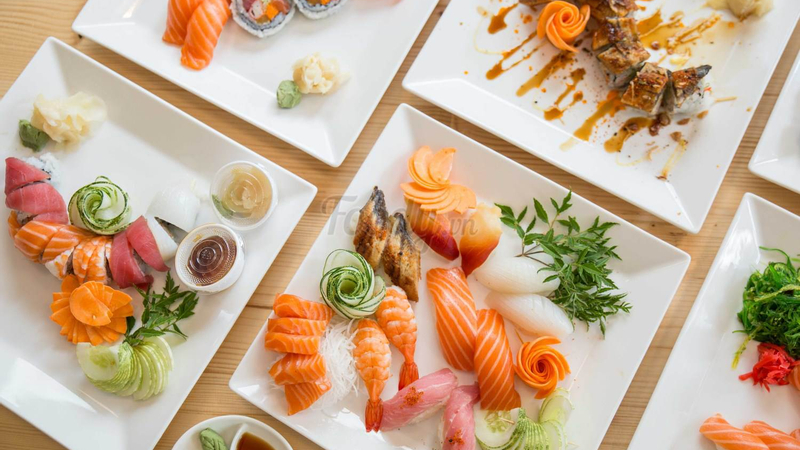 C05. Salmon sushi roll combo