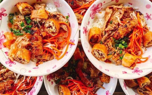 Bún chả giò