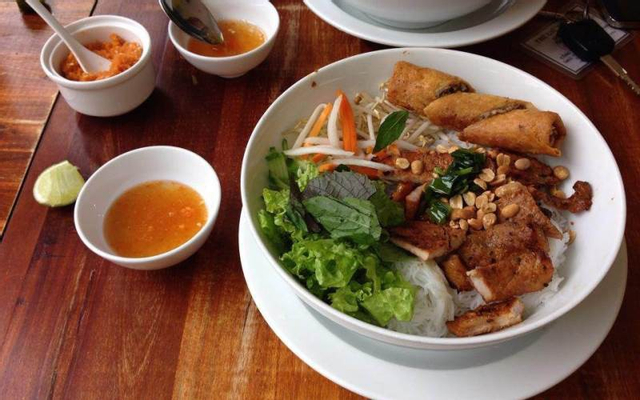 Cơm tấm Anh Ba đặc biệt + Coca-Cola