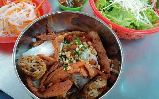 Bún thịt nướng + chả giò