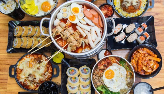 Combo C (Cơm rang kimchi, Gà viên sốt mật ong, Mỳ bò sốt cay, Sushi cá ngừ, Khoai tây chiên)