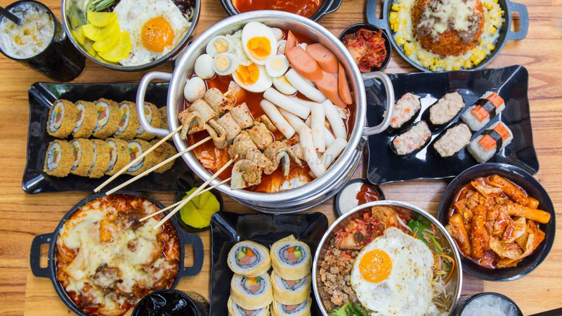 Combo C (Cơm rang kimchi, Gà viên sốt mật ong, Mỳ bò sốt cay, Sushi cá ngừ, Khoai tây chiên)
